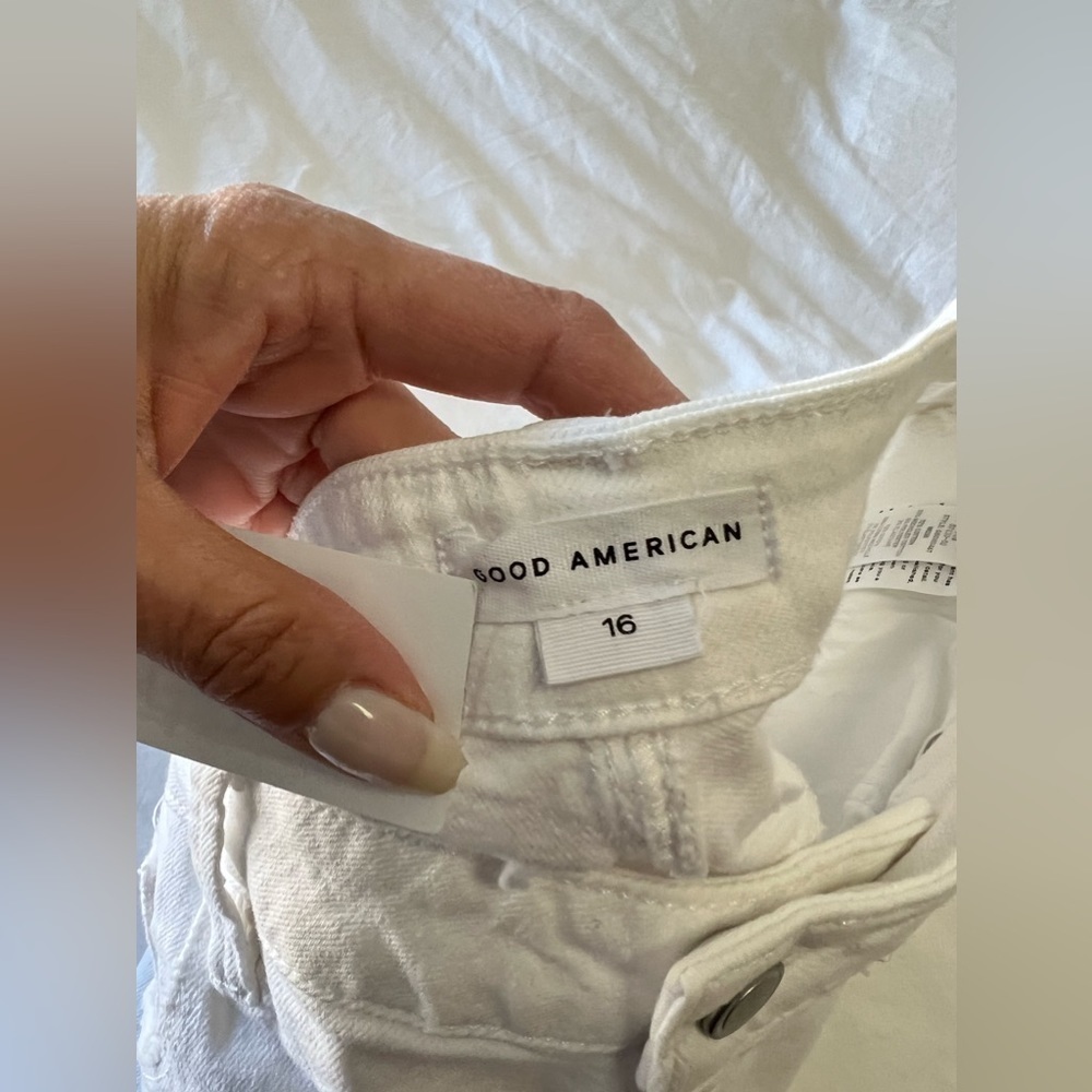 Good American Bombshell Short | White Frayed Hem | Size 16 NWT - Picture 7 of 9